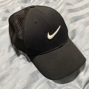 Black Nike golf hat